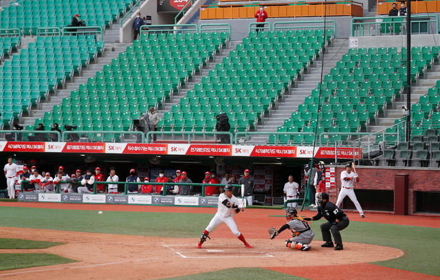 Korean baseball has a different feel in the coronavirus era - Los Angeles  Times