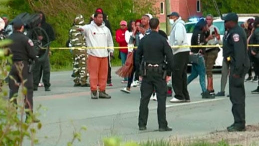 angry-crowd-at-scene-where-suspect-shot-dead-in-indianapolis-after-car-chase-evening-050620.jpg 