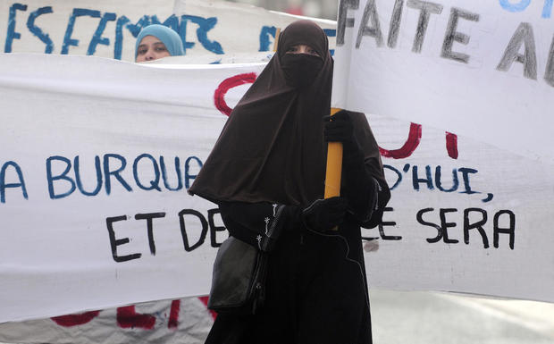 A woman wearing a "Niqab" veil participa 