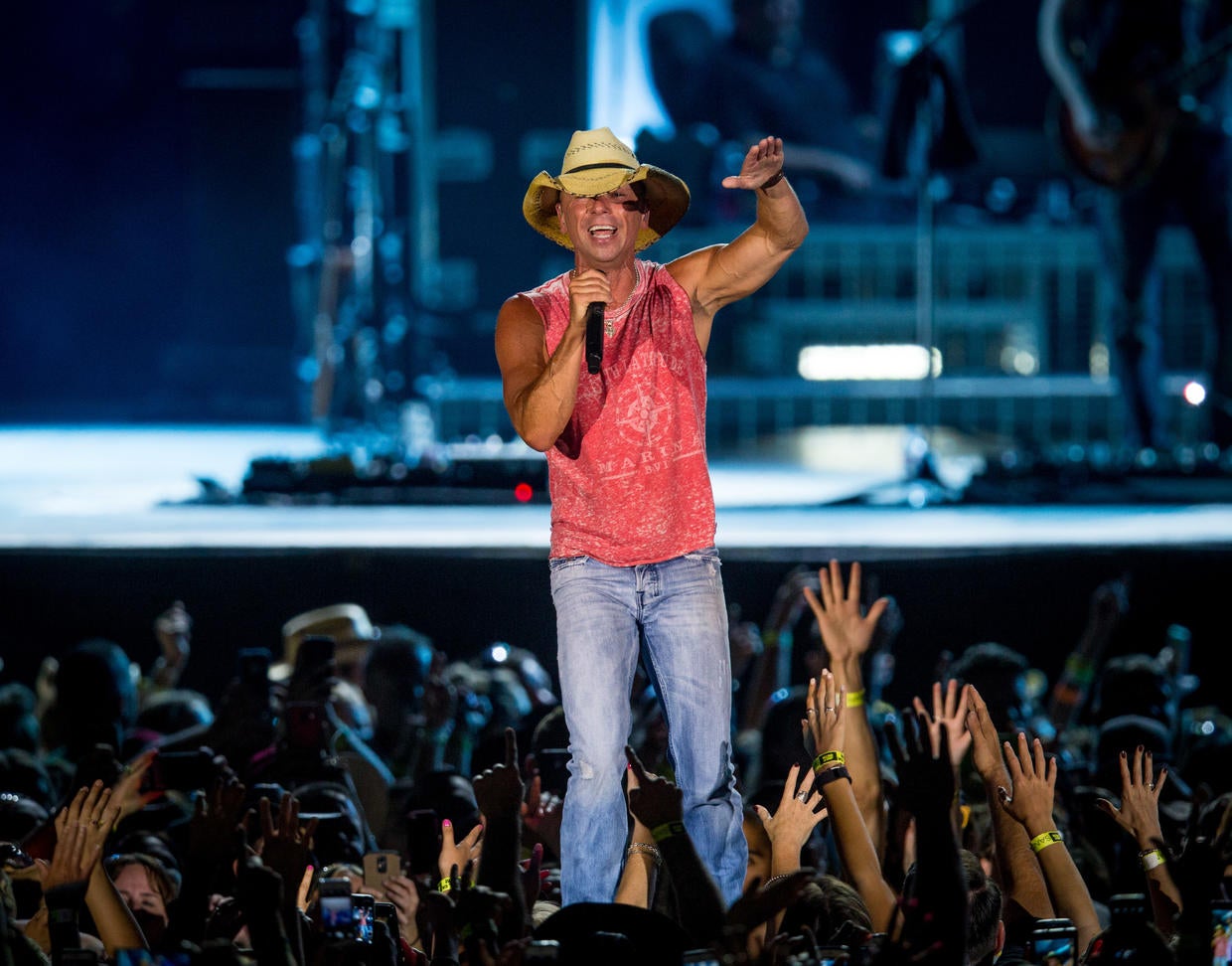 Kenny Chesney Postpones 2020 Concert Tour Including 2 Texas Stops - CBS DFW