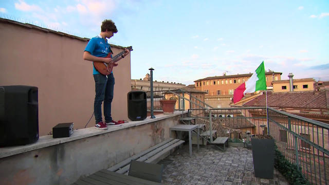 balcony-musician-1920-485917-640x360.jpg 