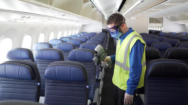 sm-e-uinited-plane-sanitizing-1920-489590-640x360.jpg 