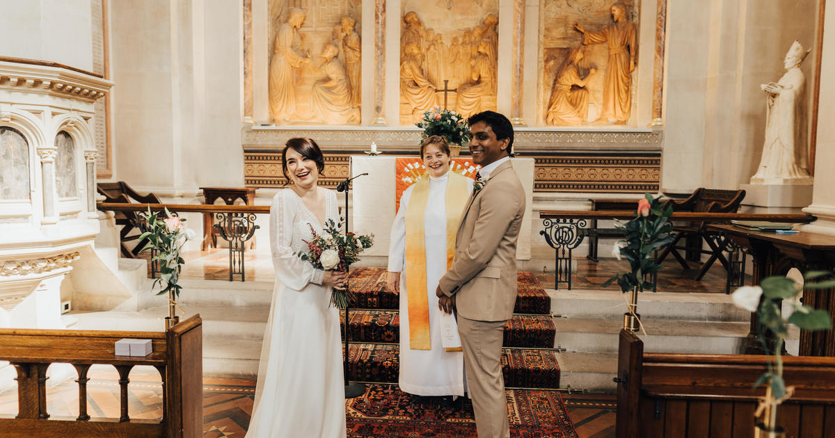 Nurse and doctor get married in the hospital where they work - CBS