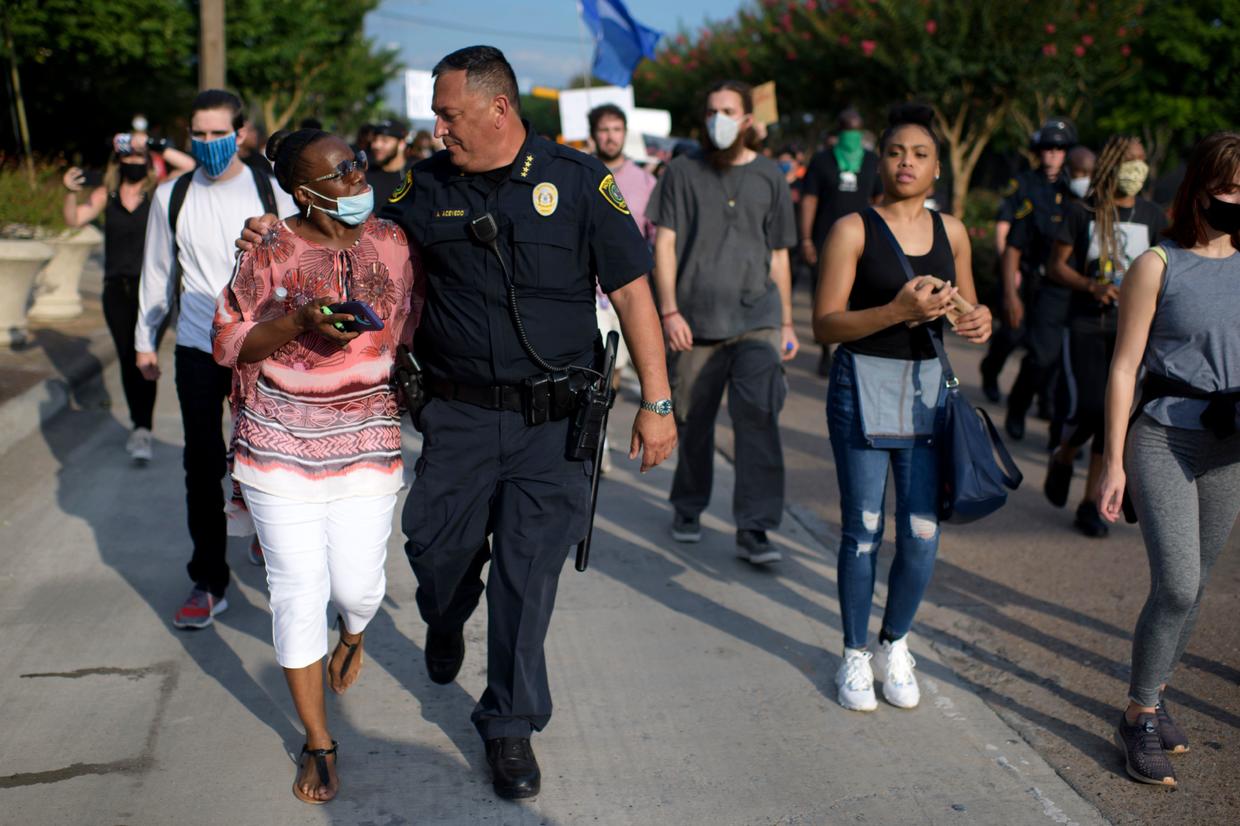 Police Officers Kneel In Solidarity With Protesters In Several Us Cities Cbs News 2659