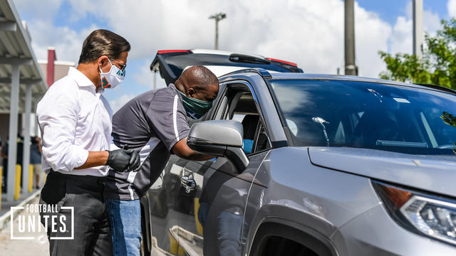 M-DCPS-Superintendent-Alberto-M.-Carvalho-and-Miami-Norland-Senior-High-Principal-Ronald-Redmon-Distribute-Meals.jpg 