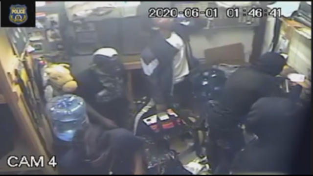 16VO_PAWN-SHOP-ROBBERY_frame_317.png 