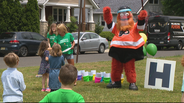 16VO_GRITTY-AT-KINDERGARTEN-GRADUATION_frame_436.png 