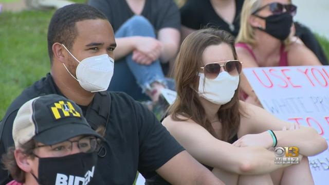 protesters-wear-masks-coronavirus.jpg 
