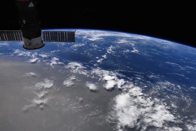 nasa-iss-dust-plume.jpg 