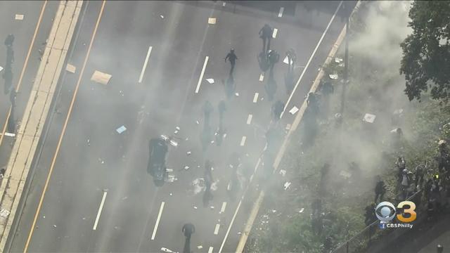 police-tear-gas-protesters.jpg 