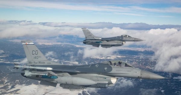 Biden říká, že USA nebudou dodávat F-16 Ukrajině