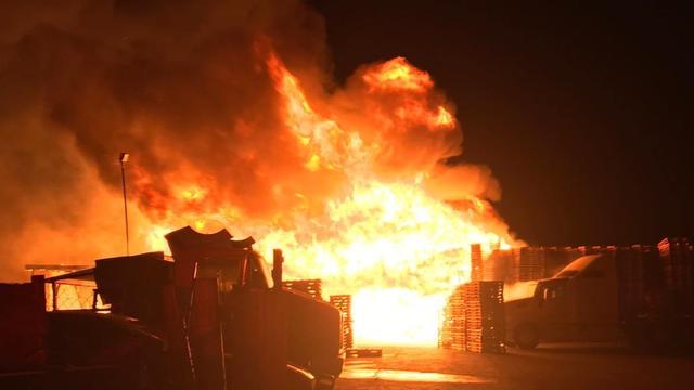 pallet-yard-fire-modesto-fire.jpg 