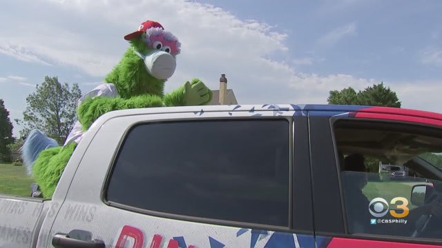 Phillie-Phanatic-Makes-Surprise-House-Call-To-Longtime-Season-Ticket-Holder-Doctor-Who-Battled-COVID-19.jpg 