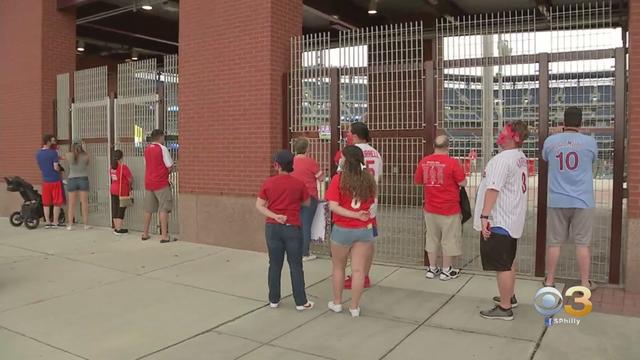 phillies-fans-gate.jpg 