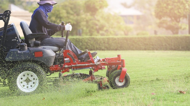 Lawn-Mowing_621771866.jpg 