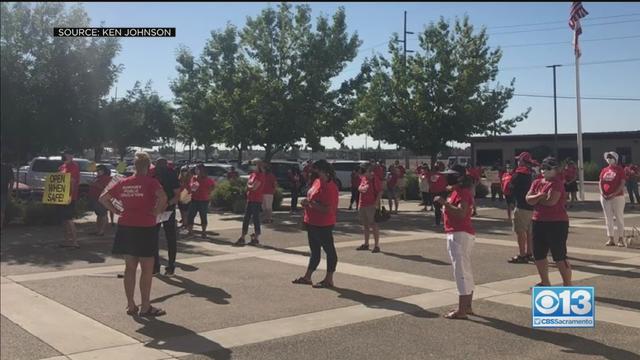 manteca-teacher-protest.jpg 