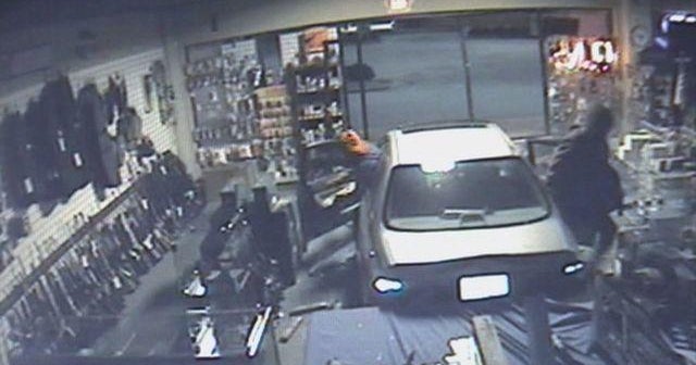 Theives smash and grab at gun shop caught on video - CBS News