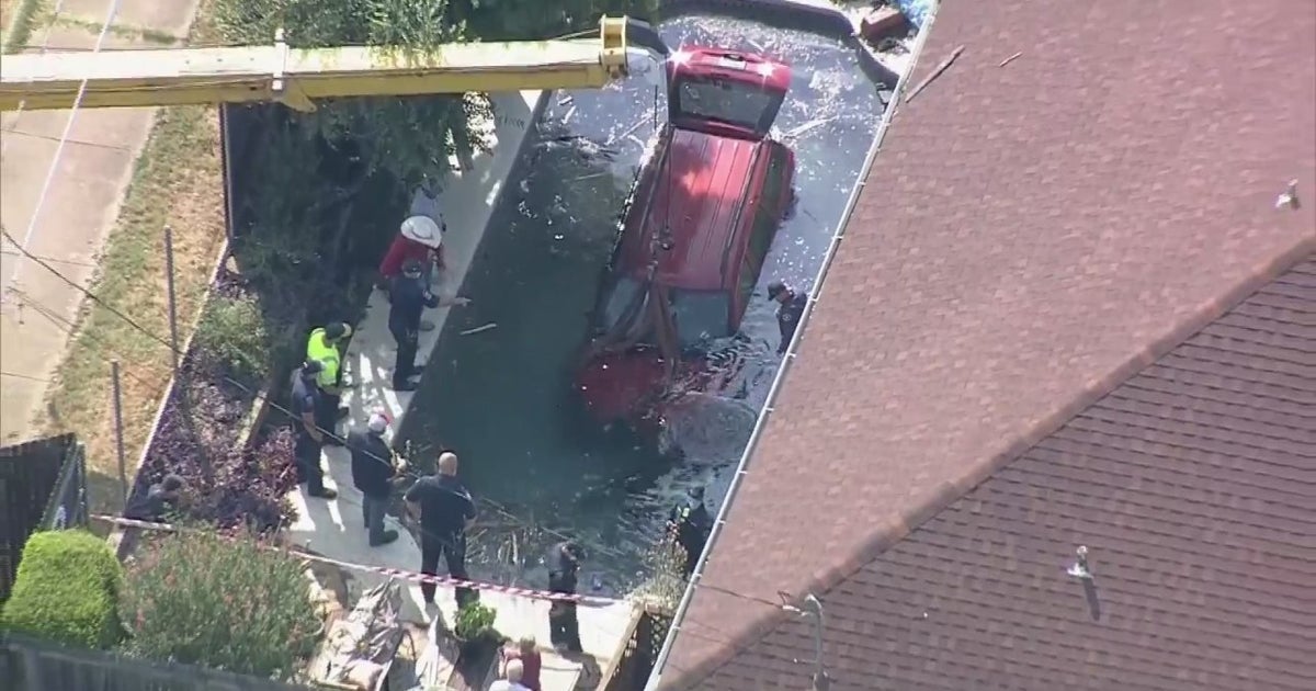 Vehicle Crashes Into Backyard Swimming Pool In Arlington - CBS Texas