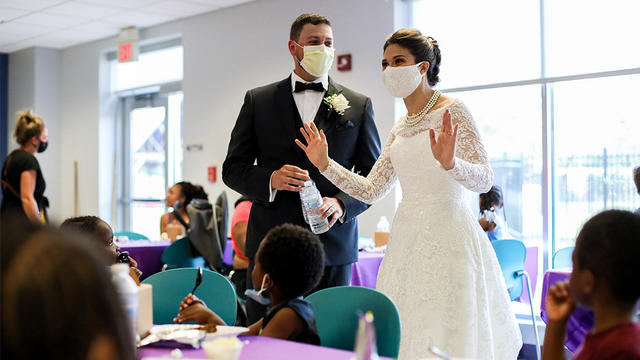 ohio-newlyweds-donate-reception-food.jpg 