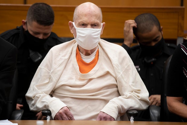Joseph James DeAngelo siede in tribunale durante le dichiarazioni sull'impatto delle vittime il 20 agosto 2020, a Sacramento, California. 