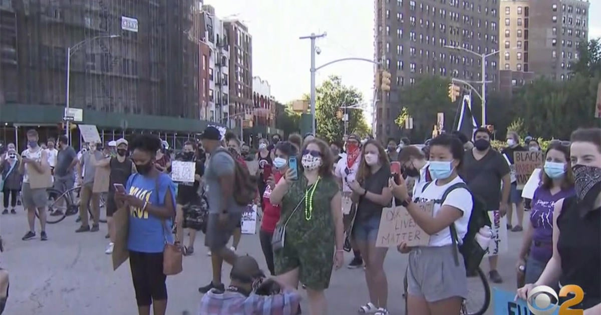 Hundreds Protest NYC Schools Reopening At Brooklyn Protest - CBS New York