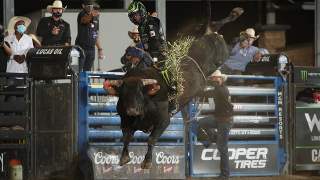 Jose-Vitor-Leme-rides-Chiseled-for-94-points-in-Salt-Lake-City_Courtesy_AndyWatson_BullStockMedia-4.jpg 