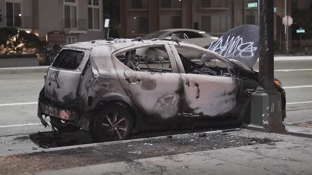 oakland-protest-burned-out-car2.jpg 