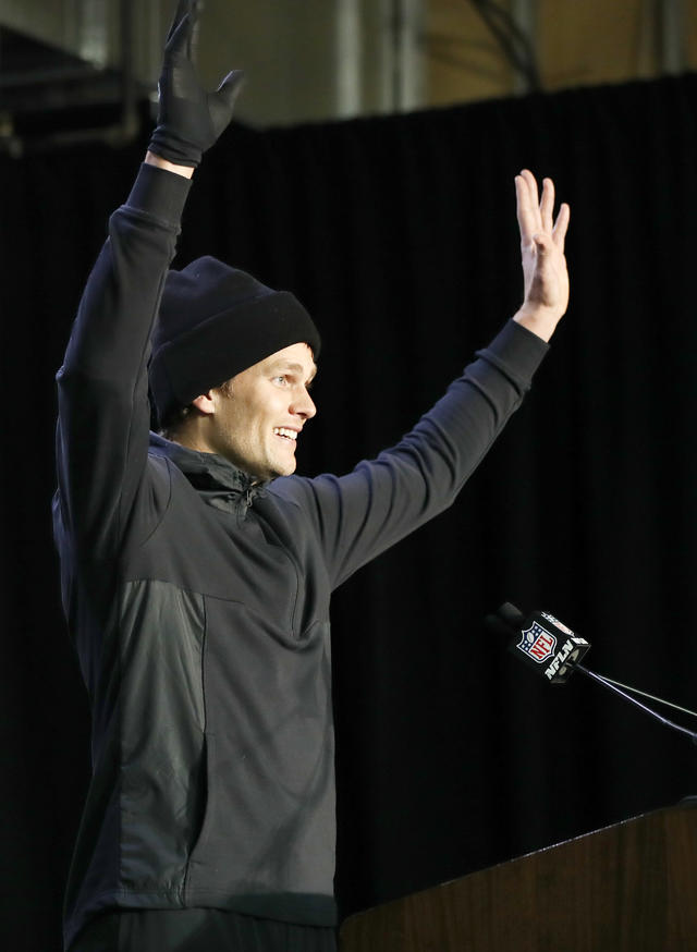 Tom Brady cuts right hand with scissors, sent home after injury