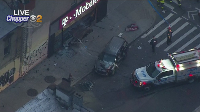 Car-into-T-Mobile-store.png 