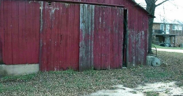 Iowa farmer calls 911 after his wife is found impaled by a common farm(01)