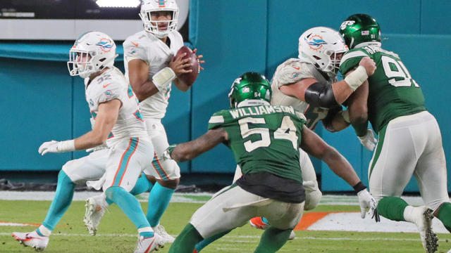 Quarterback Ryan Fitzpatrick celebrates a touchdown during the Dolphins'  24-0 win over the Jets. ⁠ ⁠ 