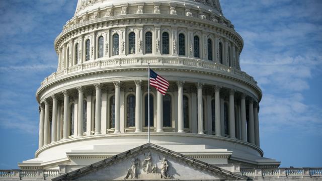 us-capitol-flag-1.jpg 