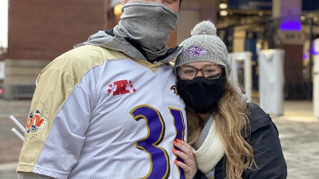 Couple gets engaged on Jumbotron at Ravens-Steelers game