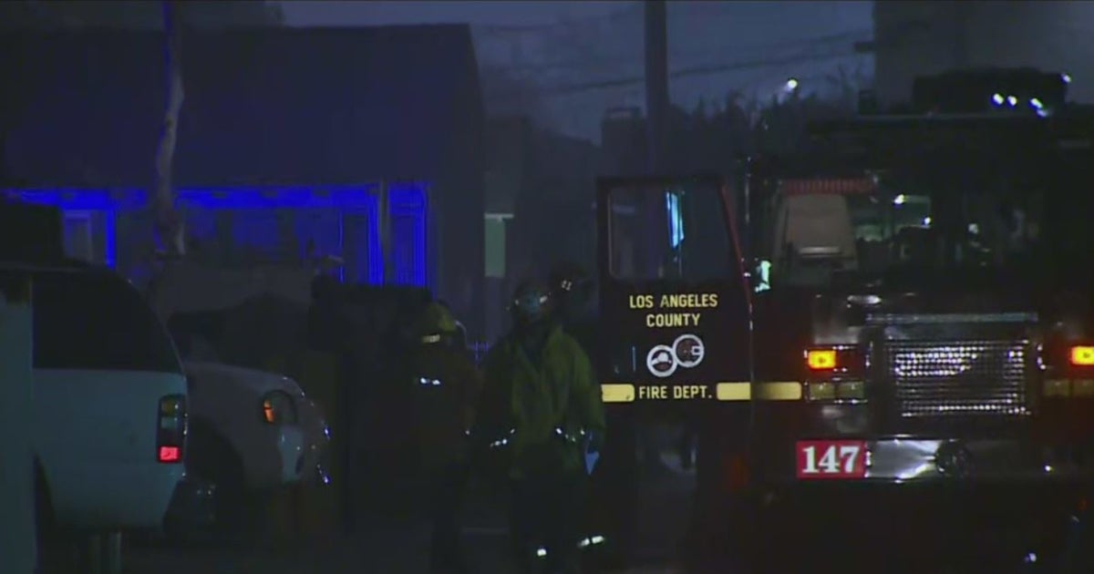 At Least 2 Critically Hurt In Lynwood Apartment Blaze - CBS Los Angeles