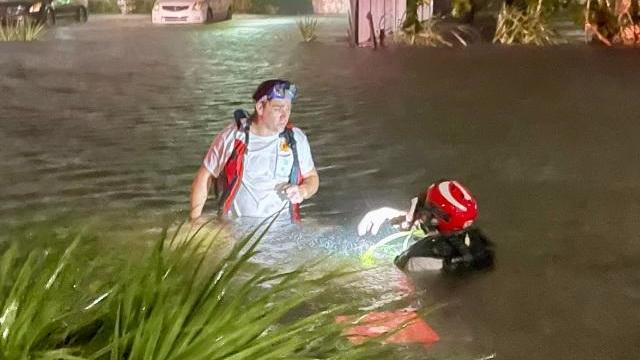 canal-search-for-bodies-from-submerged-vehicle-laurderhill-florida-night-of-110820.jpg 