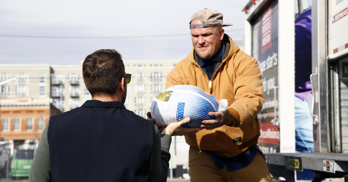 Broncos hand out turkeys ahead of Thanksgiving - Mile High Sports