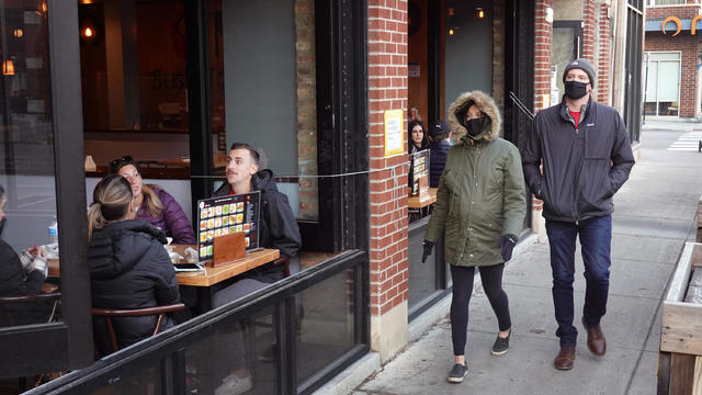 Pandemic Keeps Diners Outside Despite Dropping Temperatures In Chicago 