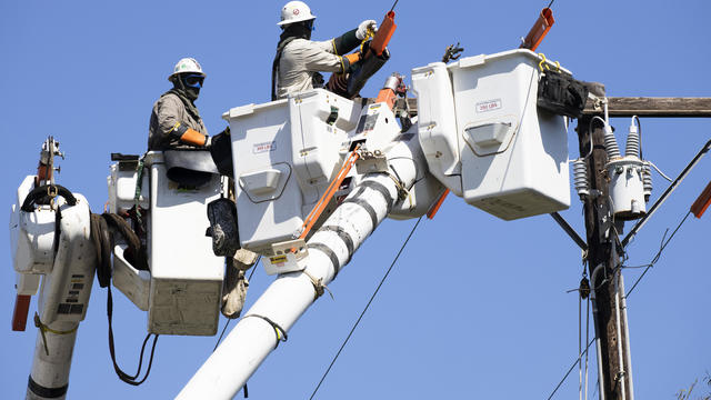Southern California Edison Maintains Power Lines 