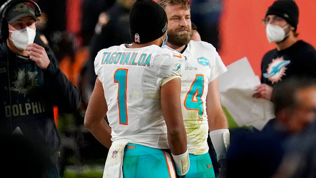 Tua-Tagovailoa-Ryan-Fitzpatrick.jpg 