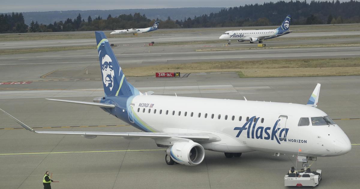 Alaska Airlines sued for allegedly deplaning two Muslim-Americans over Arabic texts