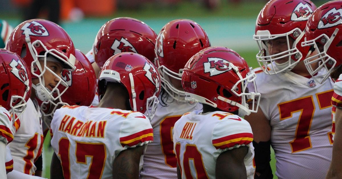 Mahomes, Chiefs clinch AFC West with 33-27 win over Dolphins