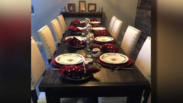 Christmas-Dinner-Empty-Table.jpg 