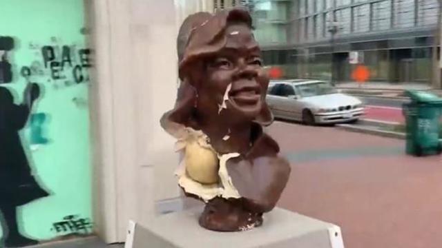 smashed-breonna-taylor-ceramic-bust-in-oakland-122720.jpg 