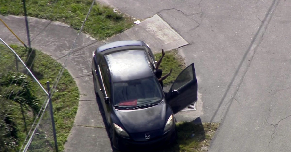 Police Pursuit Through Miami Streets Ends With Man In Custody - CBS Miami