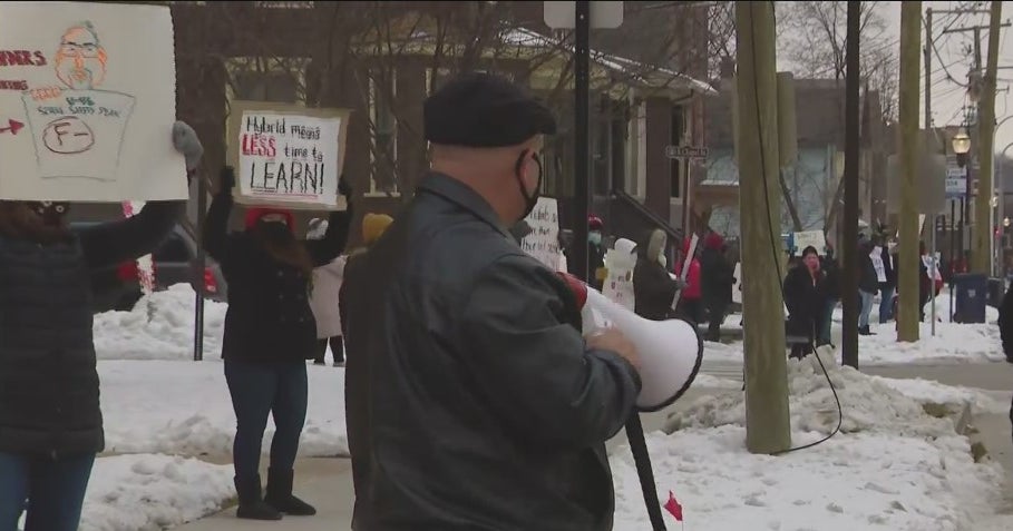 Elgin School District U46 Teachers Rally, Saying Return To InPerson
