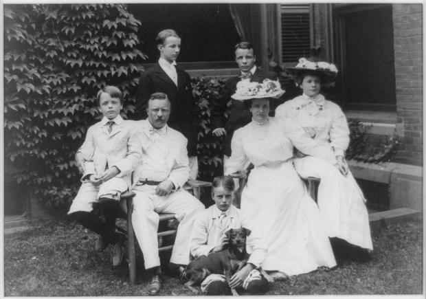 skip-the-dog-1024px-theodore-roosevelt-and-family-24-august-1907.jpg 