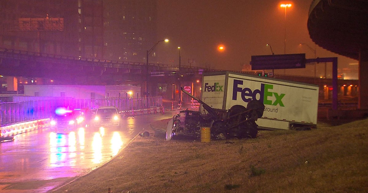 FedEx Driver Dies After Truck Goes Off Freeway In Dallas - CBS Texas