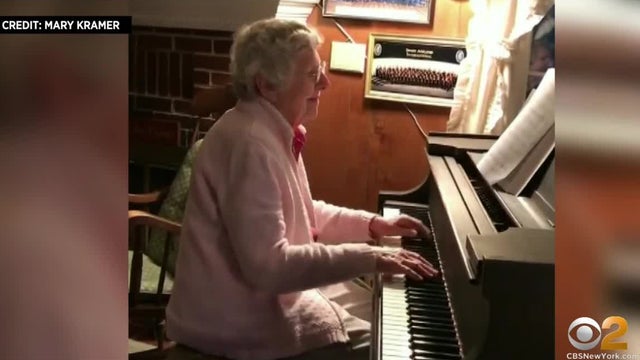 Peggy-Kramer-piano-player.jpg 