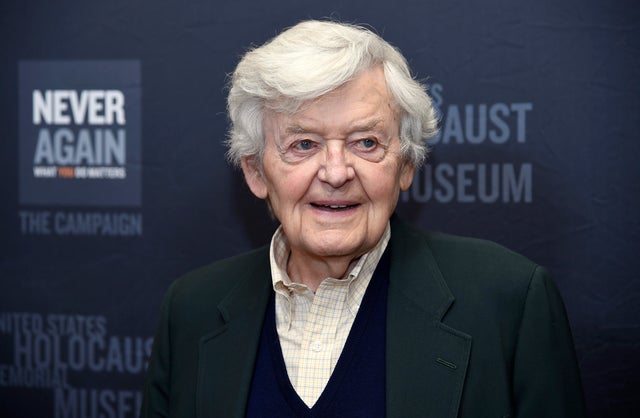 Hal Holbrook, prolific actor who played Deep Throat in All the  Presidents Men, has died at 95 - CBS News