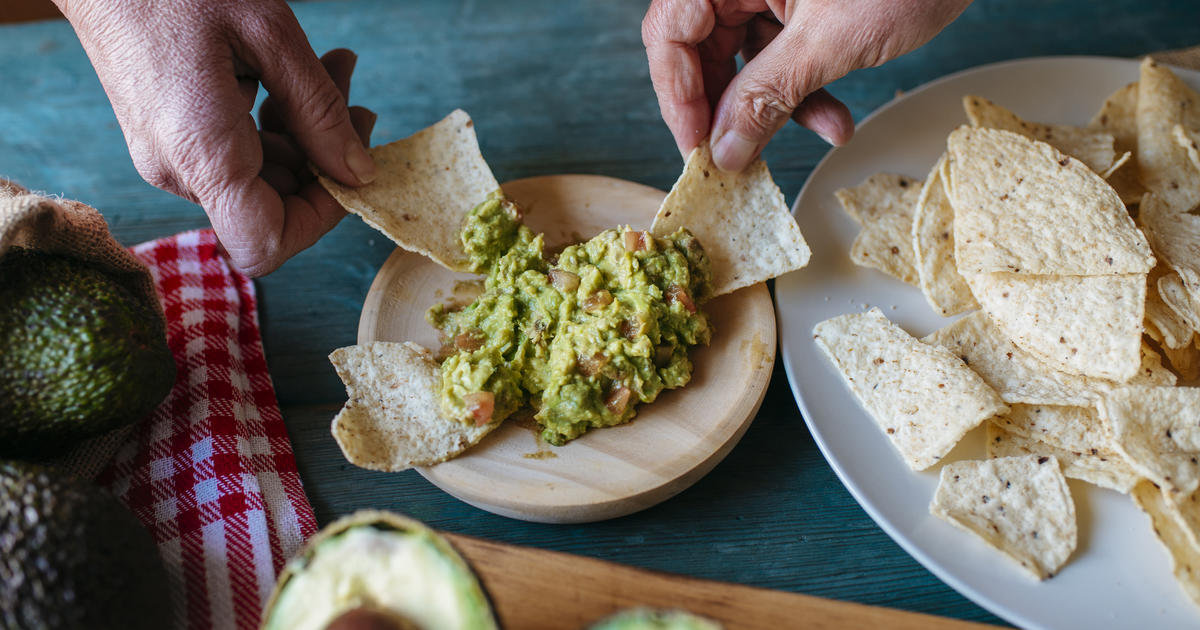 Super Bowl party people rejoice: Chicken wings and guacamole will cost much  less this year